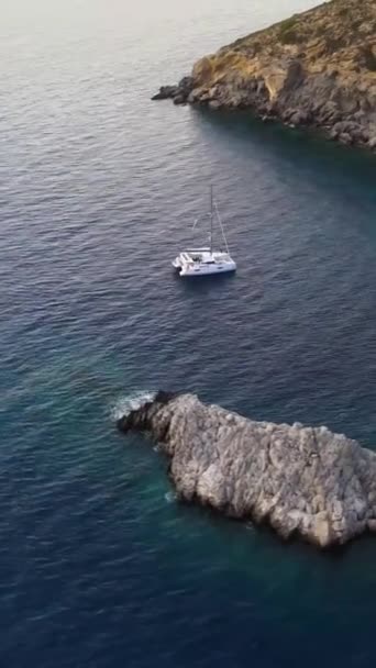 Voler Autour Mât Catamaran Ancré Sur Eau Calme Dans Rocky — Video