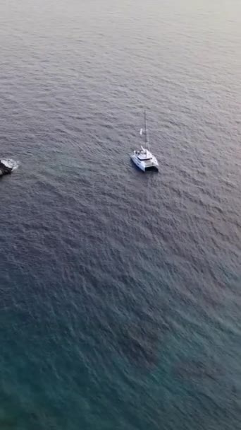 Katamaran Yacht Med Avskalade Segel Ett Lugnt Vatten Nära Kusten — Stockvideo