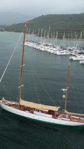在一艘游艇上飞行 到达码头 码头上有停泊的游艇和供垂直飞行用的双桅帆船录像 — 图库视频影像