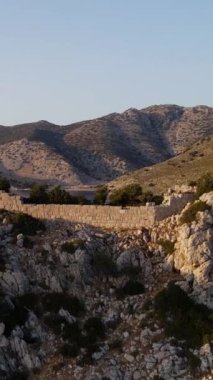 Antik Kale Harabeleriyle Rocky Sahili 'nin yakınındaki Sea Bay' in Panoramik Dikey Videosu 