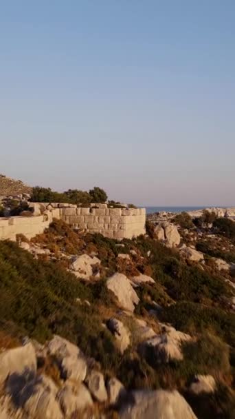Antik Kale Duvarı Nın Üzerinde Bir Dağ Sırtı Dikey Görüntü — Stok video