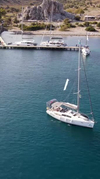 Yacht Sails Maneuvers Pier Sea Bay Vertical Video — Stock Video