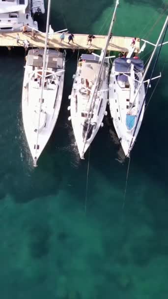 Tre Barche Vela Ormeggiate Roccia Sulle Onde Vicino Molo Verticale — Video Stock