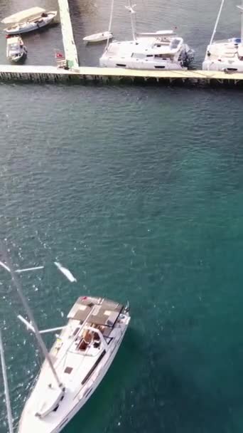 Verticale Video Van Het Proces Van Pier Docking Zeilboot Top — Stockvideo