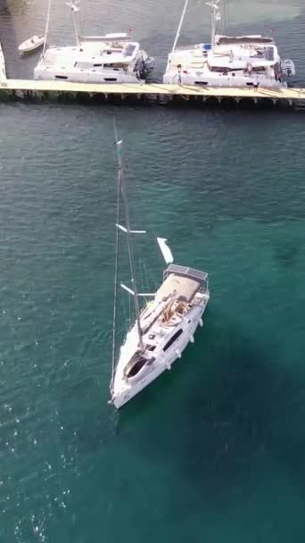 Вітрильник Boat Готовий Maring Біля Pier Marina Повітряний Vertical Відео — стокове відео