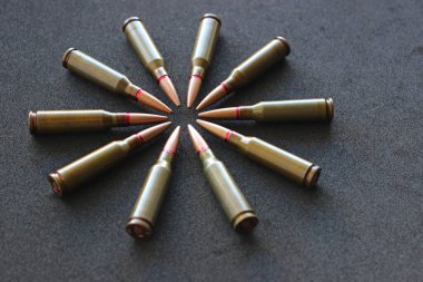 Siyah kadife döşeme kapağı görüntüsünde kafasından başa doğru uzanan kurşunlarla yapılmış çember 