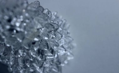 Resmin yan tarafında açık mavi bir arkaplan üzerinde buz büyümelerinin soyut deseni