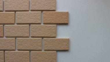 Evin yenilenmesi için tuğla döşeme desenli fotoğraf ile fayanslara bakma süreci