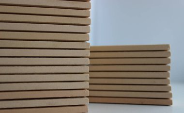 İç yüzeylere bakmak için eşit istiflenmiş fayansların uç kenarları