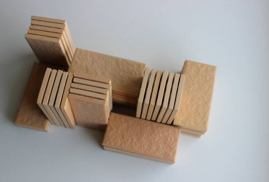 Beyaz stok fotoğrafına izole edilmiş çeşitli bej seramik fayanslar. 