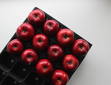 Organik kırmızı elma meyveli plastik tepsinin en üst görüntüsü. Meyve Depolama ve Ulaşım Stoku Fotoğrafı 