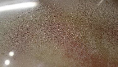 Küçük kabarcıklar tavanın içinde sıcak yiyeceklerle birlikte yoğunlaşıyor.