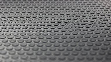 Lastik izolasyon çarşafında yuvarlak elementler. Üst ve alt kenarları bulanık. Kauçuk desenli fotoğraf