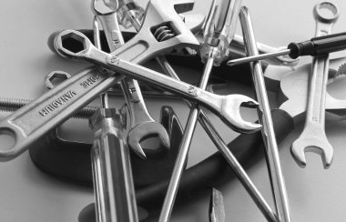 Beyaz Masadaki Ev Onarım Aletlerinin Gri Tonlama Resmi Ayrıntılı Görünüm. Ev İşi ve Malzeme Stoku Fotoğrafı 