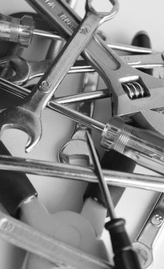 Temiz Beyaz Masa üzerindeki Tek Renkli Marangozluk Araçlarının Dikey Stok ResmiName 