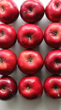 Olgun Kırmızı Elma Meyveleri Birbirinize Sığdırma Kalıbı Detaylı Üst Görünüm. Elma Yemeye Hazır Olmak İçin Dikey Stok Fotoğrafı 