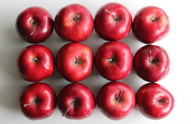 Beyaz yüzeyde kırmızı elmalarla yapılmış dikdörtgen. Meyve Özgeçmişi için Stok Fotoğrafı