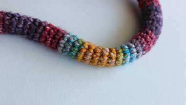 Beyaz detaylı stok fotoğrafında izole edilmiş renkli yünlerden örülmüş ip. 