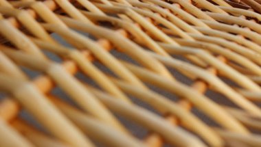 Geleneksel el yapımı mobilyaların Rattan elementinin yumuşak odaklı fotoğrafı. Ayrıntılı Örülmüş Yüzey Arkaplanı