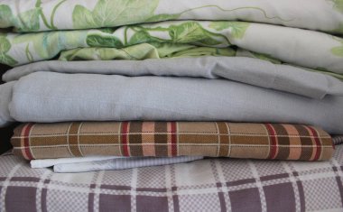 Ev hijyeni illüstrasyonu için renkli katlanmış yatak örtüsü stok fotoğrafı.