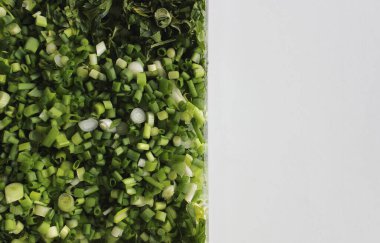 Doğranmış soğan tabakası beyaz arkaplandan tamamen görüntünün ortasında ayrılır.