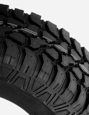 Zorlu off-road lastik izi beyaz detaylı stok imajında izole