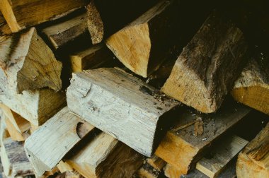 Eski moda stok imajını kurutmak için odun yığınında yığın halinde meşe ağacı.