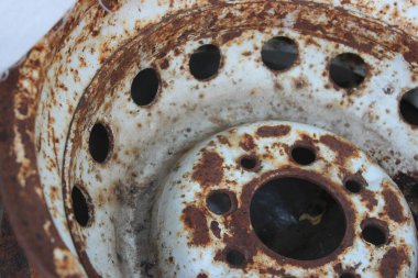 Bağlama noktalarında tamamen paslanmış vintage tekerlek kenarı ayrıntılı stok fotoğrafı