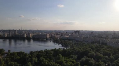 Tekneler ve yatlar için şehir seti yakınlarındaki bir nehir koyunda küçük bir marina.