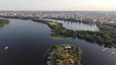 Dinyeper nehri adaları ve koyları ve modern gökdelenli gökdelenleri olan Kyiv şehrinin manzarası 