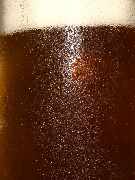 Stock image Reflections of light on the cold glass of a beer glass full of fresh ginger beer