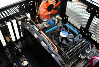 Modern yüksek performanslı bir bilgisayarda video kartı ve anakart soğutma sistemi