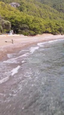 Deniz kıyısında dikey havadan çekilmiş yuvarlak çakıllı kumsal manzarası