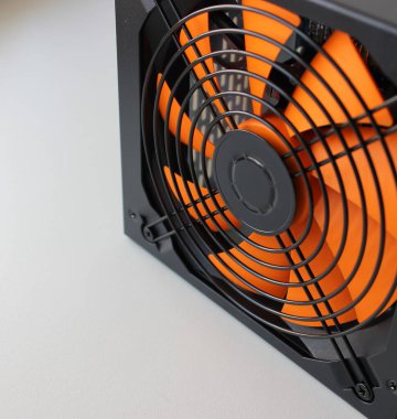 Elektronik için metal güç kaynağı konutu. İç soğutma vantilatörü beyaz açıdan izole edilmiş.