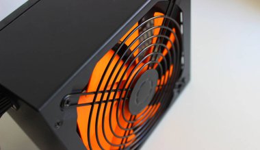 Beyaz montaj tablosunda serinletici içerisindeki kare güç kaynağı kopyalama alanı resmi 