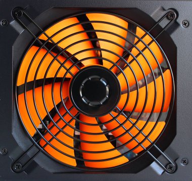 Güçlü bir pervanenin üzerinde siyah ağ kapağı olan bilgisayar sunucuları için soğutma ünitesi