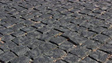 Eşit olarak yerleştirilmiş koyu granit kaldırım taşlarının açılı görüntüsü
