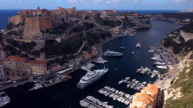  Kayalık sahillerde çok güzel bir kasaba antik bir kale ve körfezde yat marinası var.