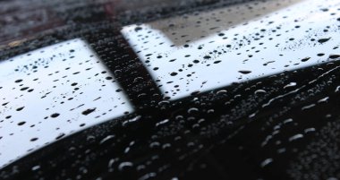 Su damlaları cam yüzeydeki balmumu kaplamayı eritiyor.