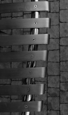 Gri taş yüzeyinde paralel koyu metal şeritler var. Yapılandırma Materyal İllüstrasyonu için Gri Ölçekli Resim