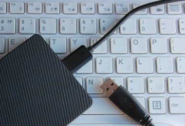 Bilgisayar Klavyesinde Sadece Latin Karakterleri ile Sıkıştırılmış Güç Bankası