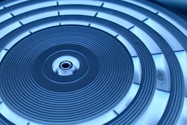  Mavi ışıklandırma açısı görünümlü dairesel bir panelde değişken kalınlıktaki doğru yoğunluklu çemberler