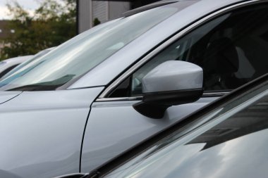 Konut evlerinin yanına sıkıca park edilmiş farklı arabalar. 