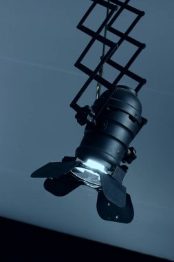 Barn Doors izole edilmiş spot ışıkları. Endüstriyel Uzanabilir Kolye Işığı