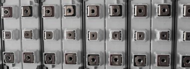 Yüksek performanslı elektrikli bir aracın metal yuvaları. Yüksek Voltaj Elektrikli Pil Bağlantıları