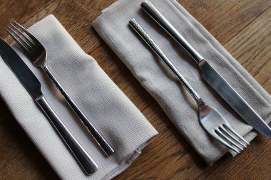 Akşam yemeğinde çatallı ve bıçaklı yumuşak çuval bezi peçeteleri 