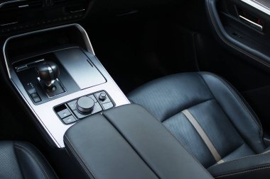 Merkezi konsolun alüminyum kaplaması iletim kontrol birimleriyle ve birinci sınıf bir arabada deri döşemeli sürüş modlarıyla