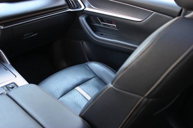 Arabanın içindeki yolcu koltuğu soğutma ve ısıtma için delikli pahalı deriyle kaplı. Deri süsleme ve arabanın iç döşemesi.