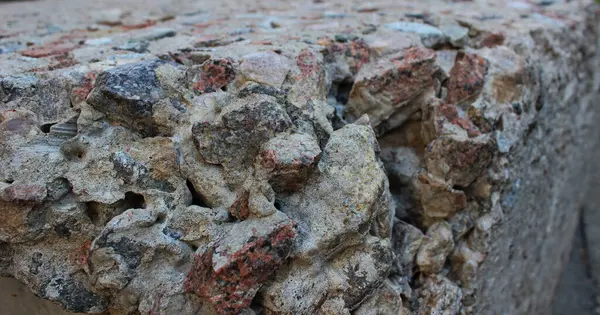 Karışık granit taşlı kare resimli sert beton bodrum katı.