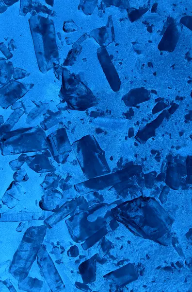 Mavi ışıklı bir yüzey üzerinde kırık enkaz parçaları var. Soyut Mavi Parçalar Stok Resmi
